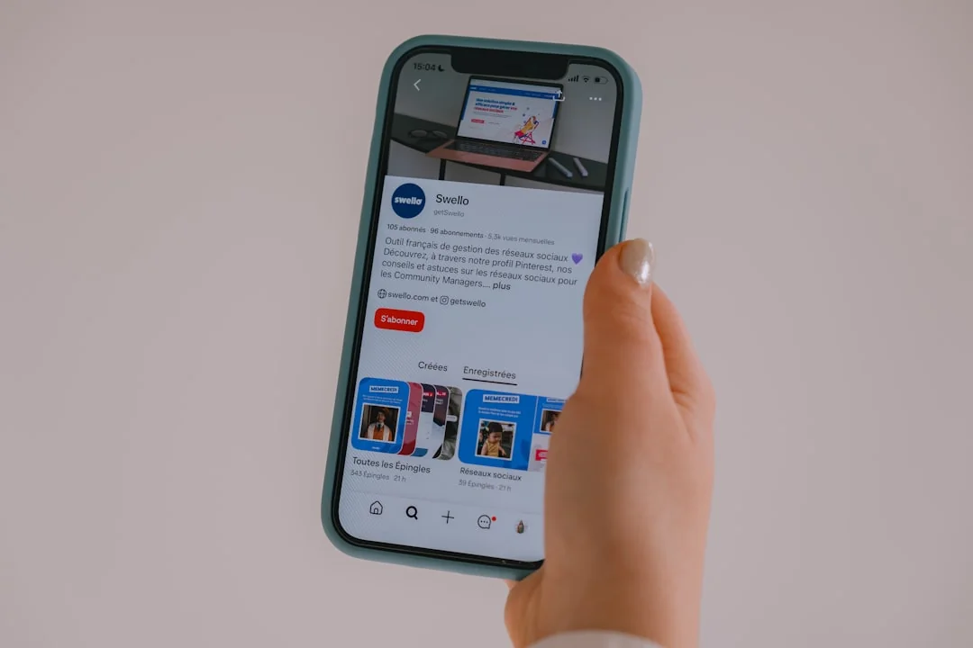 home-img Des mains utilisent une tablette à côté d’un ordinateur portable dans un bureau à domicile, illustrant la navigation en ligne.